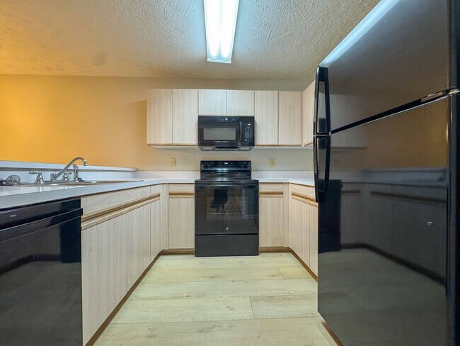 Building Photo - Cute 2 Bed 2 Bath Ground Level Condo with Community Pool
