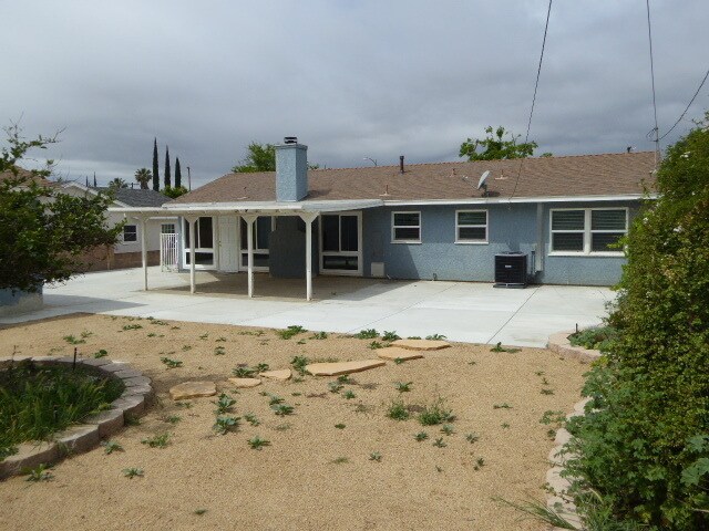 Building Photo - COMING SOON! Beautifully Remodeled Single-...