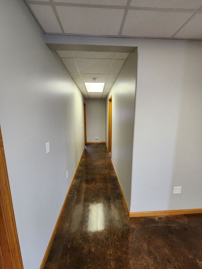Building Photo - New price! Enjoy country living and seclus...