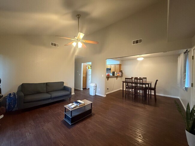 Building Photo - 1190 S Winery Ave