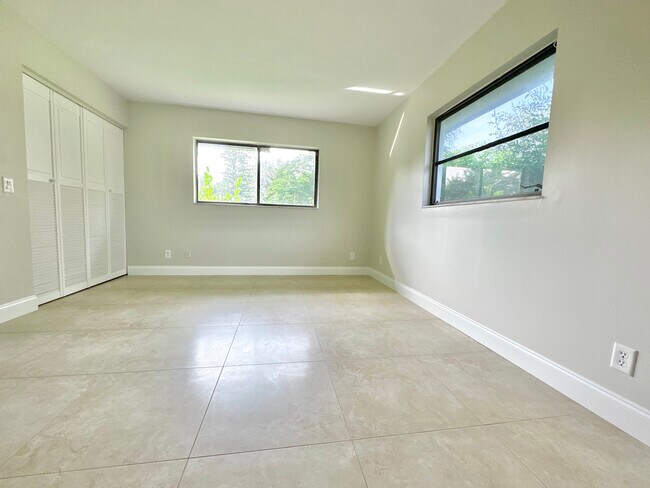 Building Photo - 1900 Curling Ave