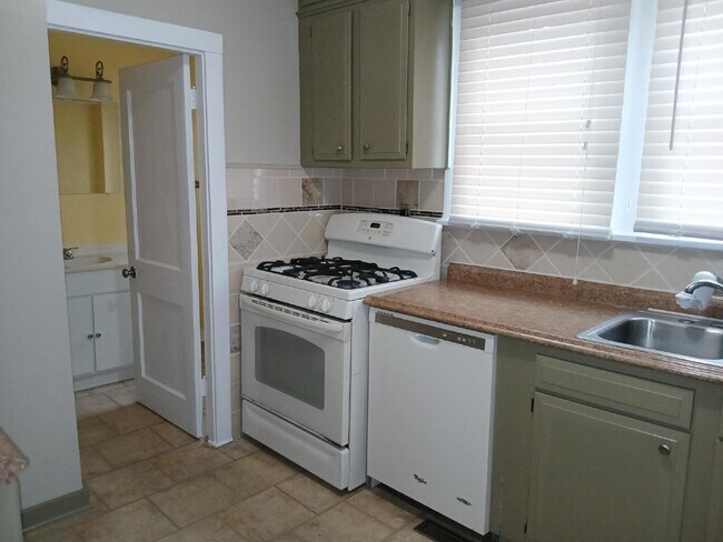 Building Photo - Adorable 4 Bed | 2 Bath in Longfellow