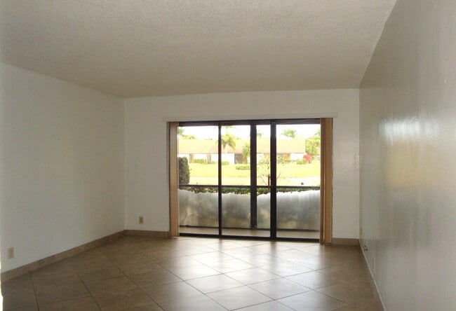 Building Photo - 723 Sunny Pine Way