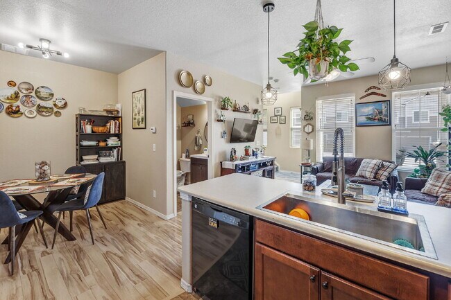 Building Photo - This 3 bed 2.5 bath townhome offers a perf...