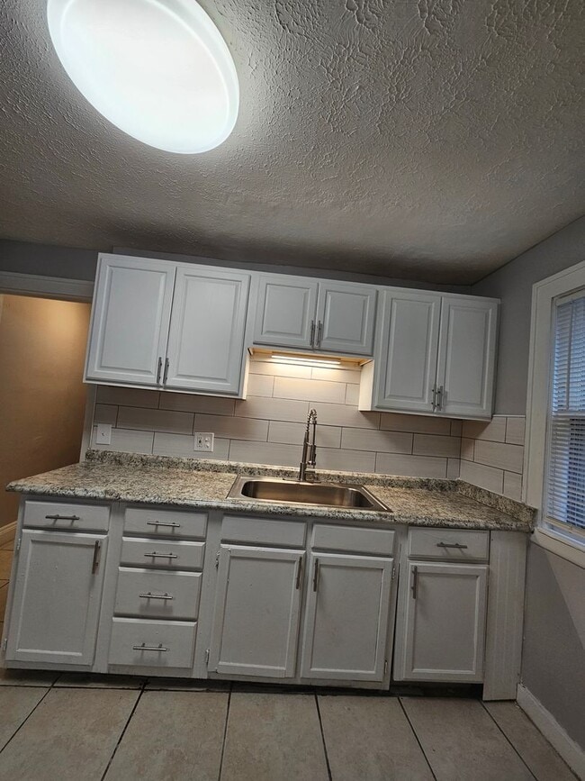 Building Photo - 3 Bed - 1 Full Bath Colonial available for...