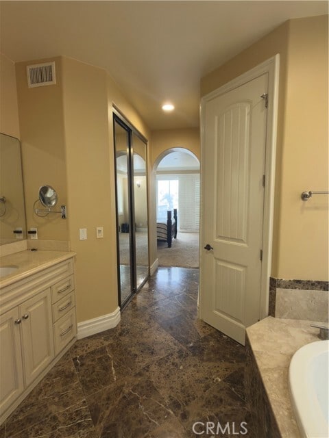 Building Photo - 211 Chicago