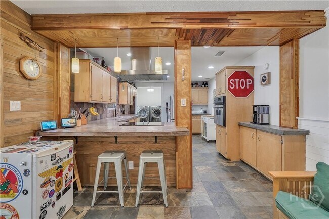 Building Photo - 2221 Bonaventure Rd