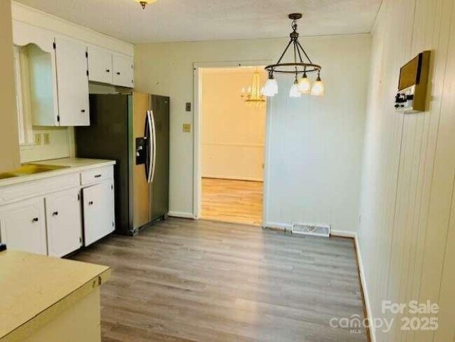 Building Photo - 2660 Tiffany St