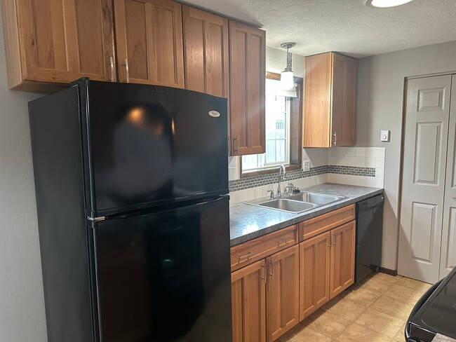 Building Photo - Freshly updated 2 bedroom 1 bathroom duple...