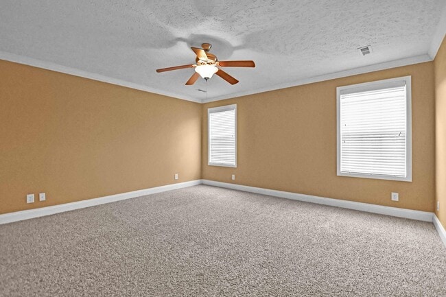 Building Photo - Pet Friendly Three Bedroom!