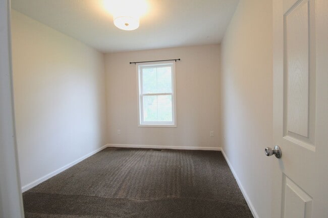 Building Photo - Spacious 3-Bed, 2.5-Bath Townhome Availabl...