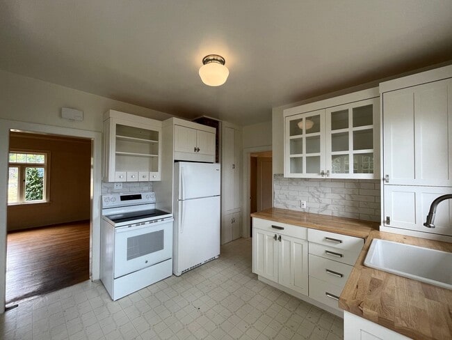 Building Photo - Charming Home On South Hill