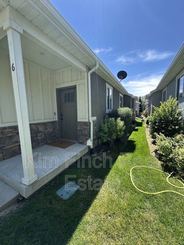 Building Photo - 201 Red Pine Dr