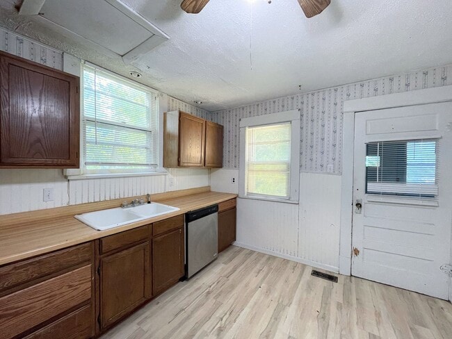 Building Photo - 3 Bed 1.5 Bath