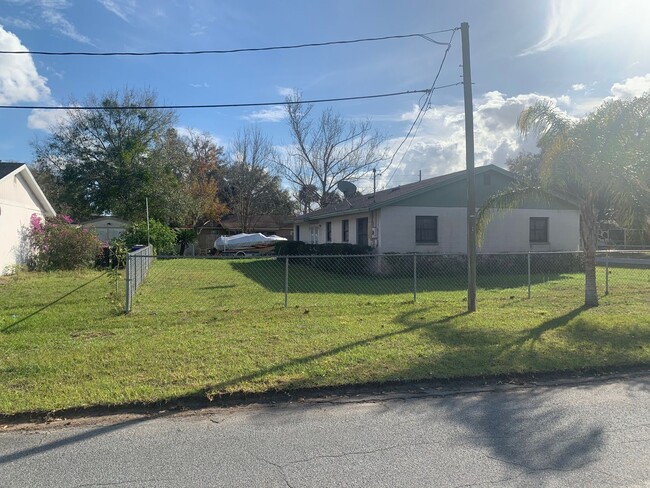 Building Photo - Charming 3 bedroom/1.5 bath Fenced Home in...