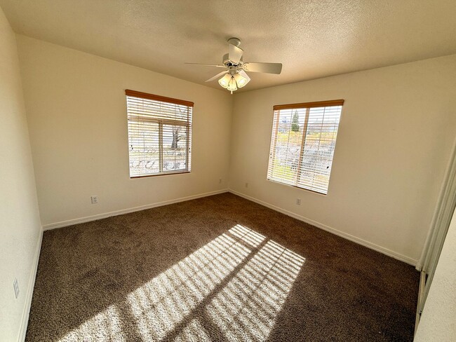 Building Photo - Spacious 3 Bedroom Home in Kingman Foothil...