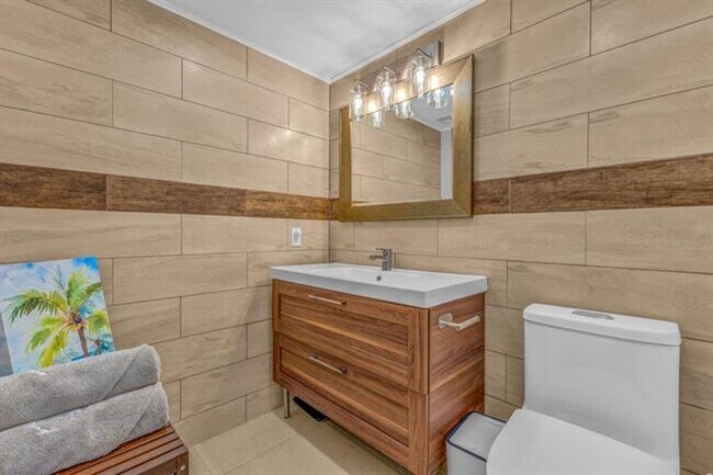 Building Photo - 7601 E Treasure Dr