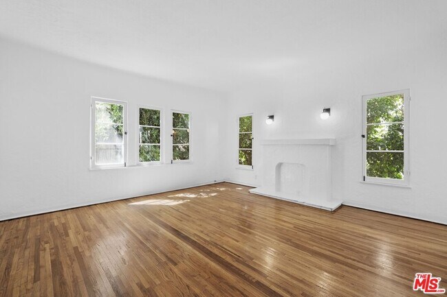 Primary Photo - 129 N Swall Dr