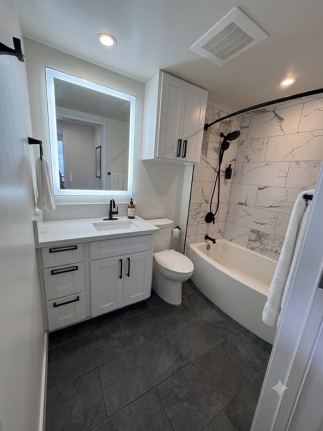 Building Photo - 3 bedroom unit at SYMPHONY HONOLULU!
