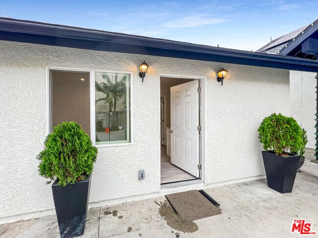 Building Photo - 10019 San Gabriel Ave