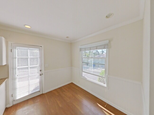 Building Photo - Charming 2BR Duplex Near SB Bowl w/ 1 car ...