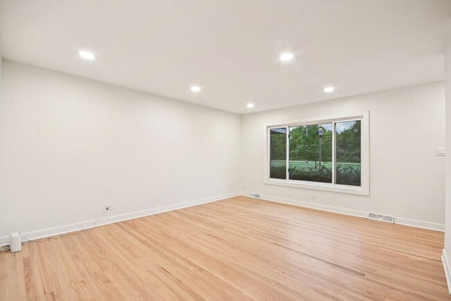 Building Photo - 470 E Vallette St