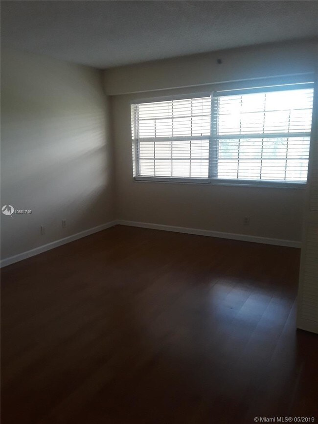 Building Photo - 3499 Oaks Way