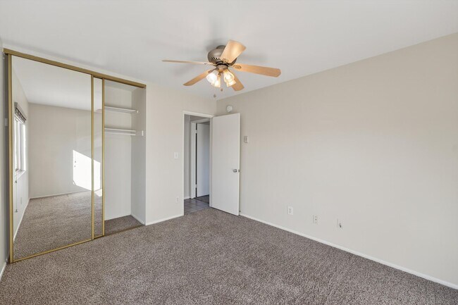 Building Photo - Gorgeous 2 Bedroom inside Gated Community! Close to Beach