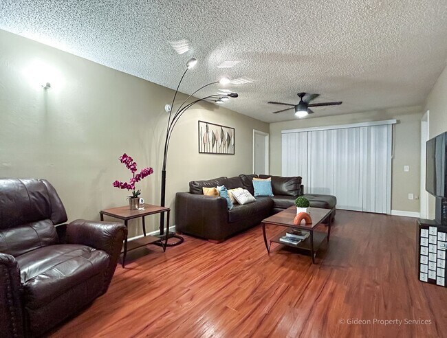 Building Photo - Beautiful 4/4 Condo in University Terrace