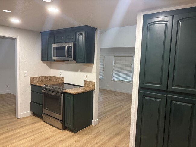 Building Photo - Beautiful Fair Oaks 4/2!  BIG HOUSE  **See details below for viewings**