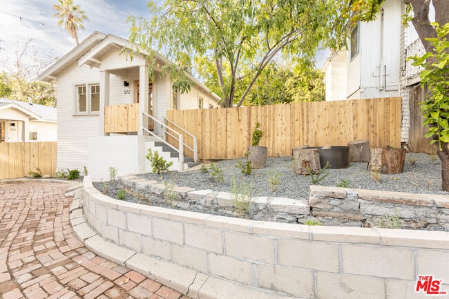 Building Photo - 372 N Ave 53