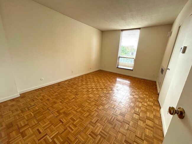 Building Photo - 33 Pond Ave