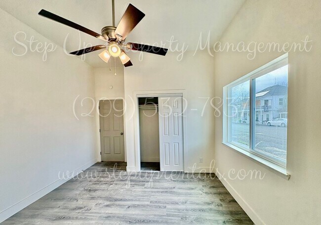 Building Photo - 18669 Pine St