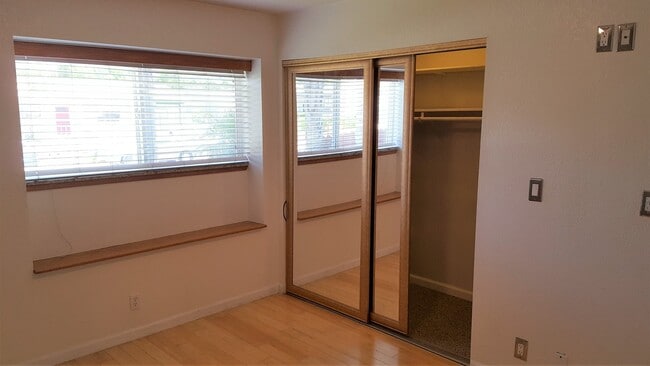 Building Photo - Updated 3 Bedroom, 3 Bathroom Garden House...