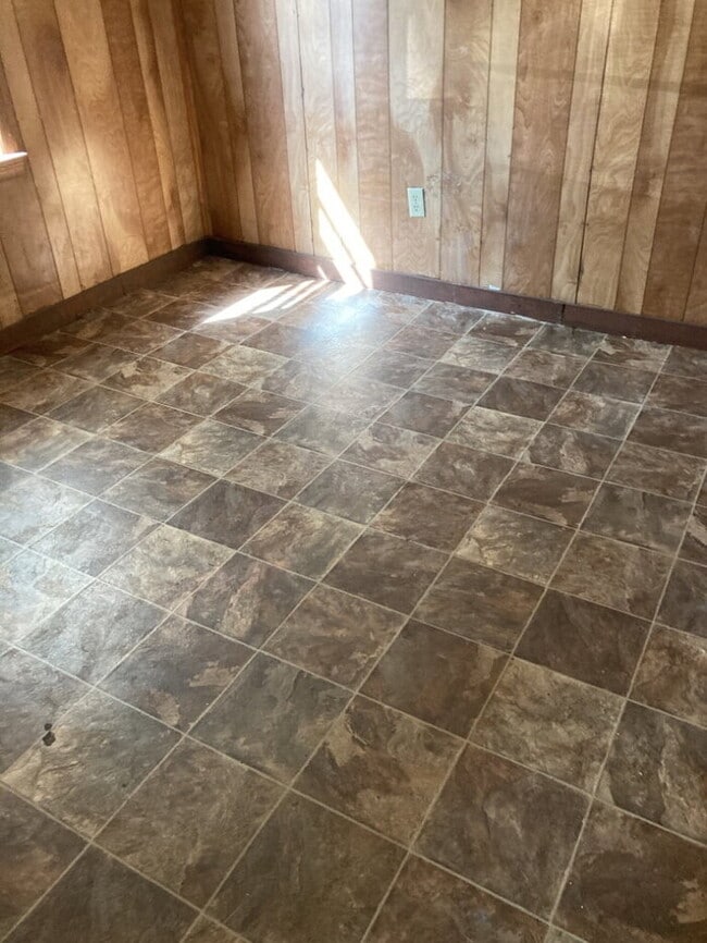 Building Photo - Charming 2-Bedroom Gem on River Street – Your Cozy Laurens Retreat!