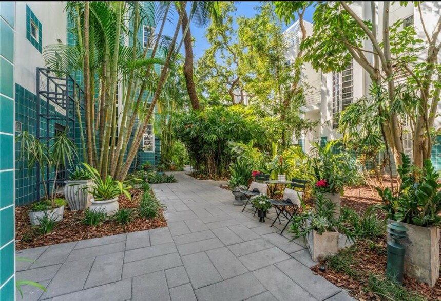 Courtyard - 4950 Bayshore Blvd