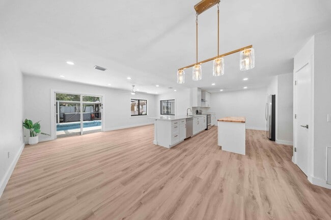 Building Photo - 948 Canal Cir