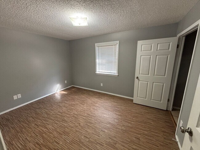 Building Photo - Come take a look at this 3-bedroom 1.5-bat...