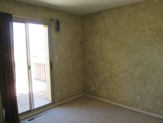 Building Photo - (4) Beds & (3) Car Garage