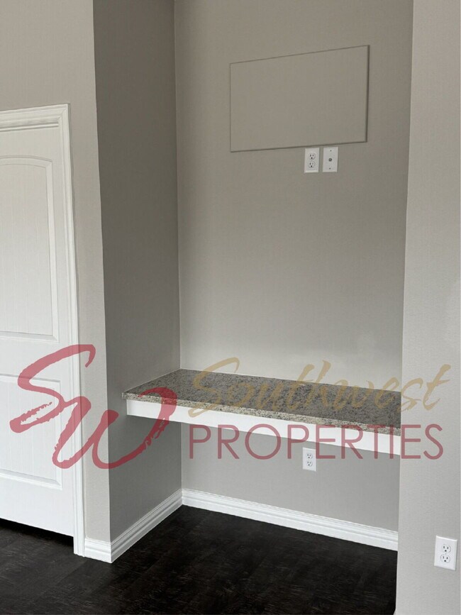 Building Photo - Modern 3 Bed / 3 Bath Duplex Near Campus – Lawncare Included!