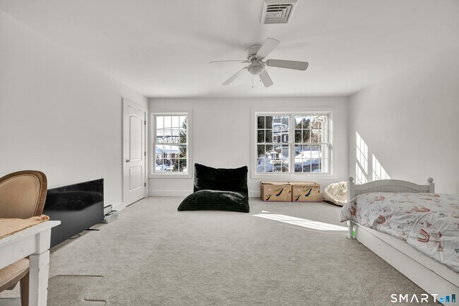 Building Photo - 5 Main Dr