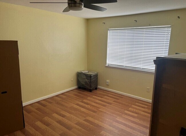 Building Photo - 5625 Antoine Dr