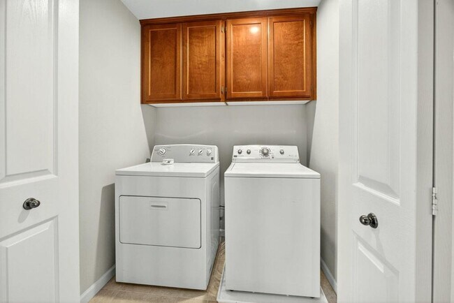 Building Photo - Four bedroom home for lease in the Riverwalk Neighborhood Ashland, Oregon