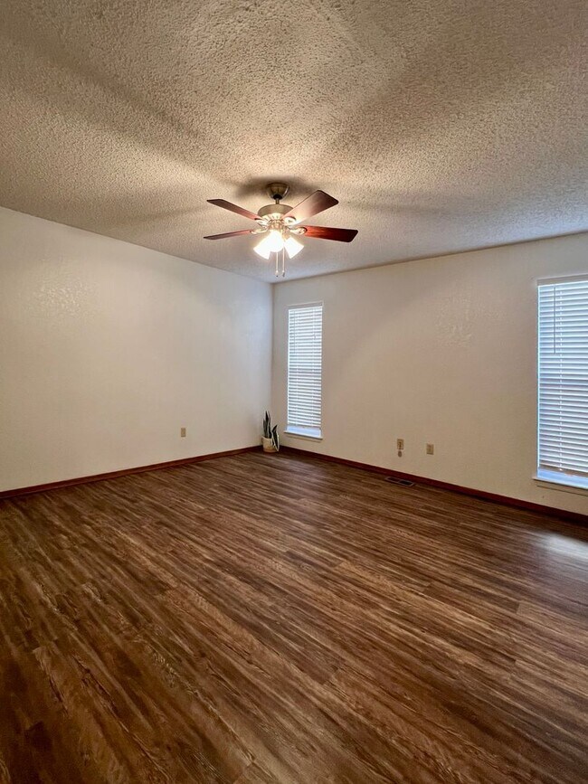 Building Photo - Spacious Home in Yukon- 3 bed, 2 ba, plus office space with built-in's