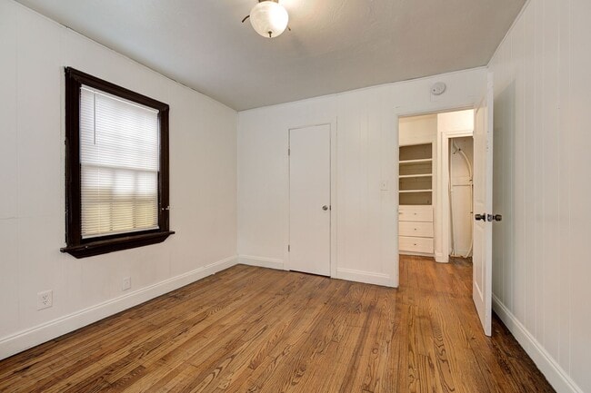 Building Photo - Cozy 2BD/1BTH Home Move In Ready Minutes f...