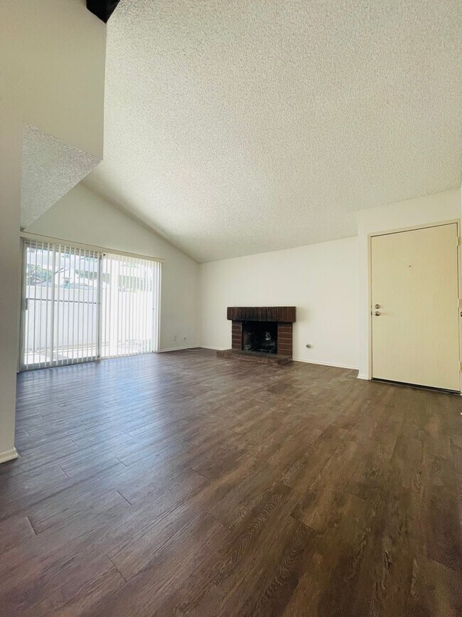 Building Photo - Spacious 2-bedroom, 2-bathroom condo featu...