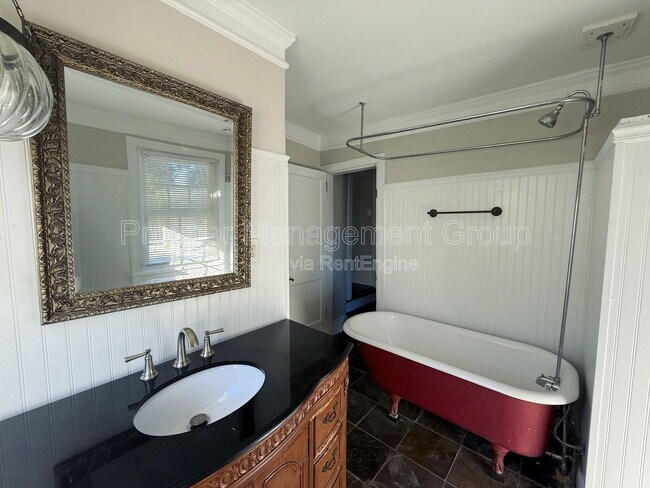 Building Photo - 70 Radcliffe St