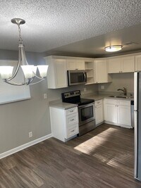 Building Photo - 3 Bedroom 2 Bathroom Condo in Applewood-Move in Ready!