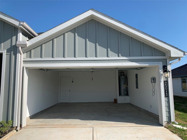 Building Photo - 2213 Laurel Bloom Ln