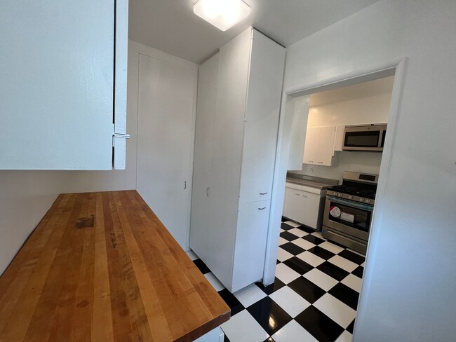 Building Photo - Adorable pool home in Sherman Oaks